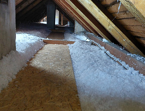 Izolace bytového domu s valbovou střechou